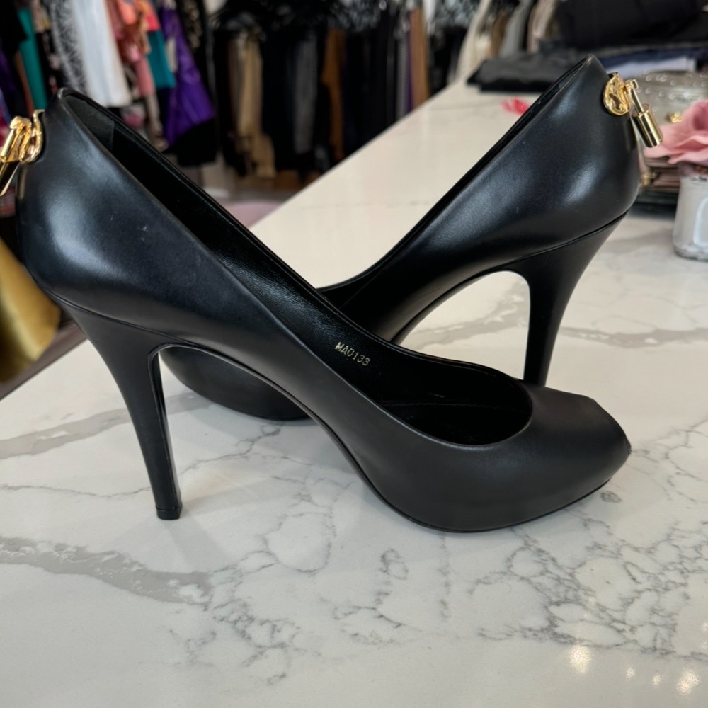 Authentic LV locket pumps. Size 41.